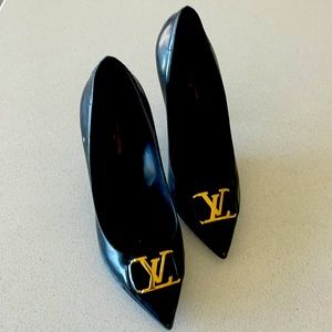 Louis Vuitton Vintage “”Gold LV” black patent pumps!